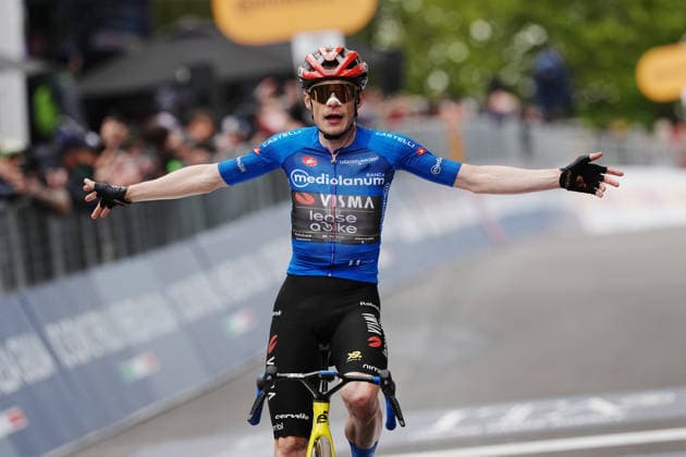 Denmark™s Jonas Vingegaard Hansen of Team Visma Lease A Bike (azure jersey) winner of the stage on the finish line during Stage 9 of the Giro d™Italia from Cervia to Corrno alle Scale, Italy, Sunday May 17, 2026.  Copyright: xGianxMattiaxD Albertox xLaPressex