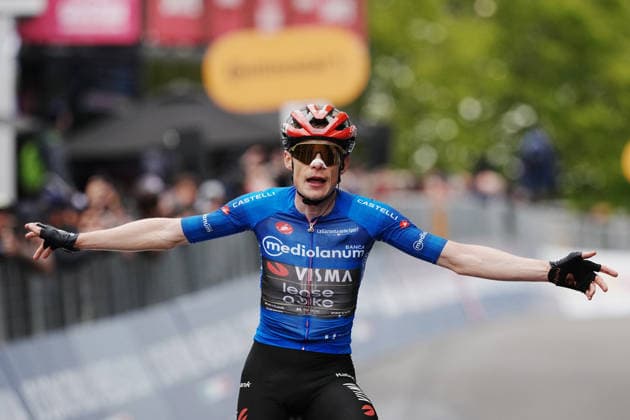 Denmark™s Jonas Vingegaard Hansen of Team Visma Lease A Bike (azure jersey) winner of the stage on the finish line during Stage 9 of the Giro d™Italia from Cervia to Corrno alle Scale, Italy, Sunday May 17, 2026.  Copyright: xGianxMattiaxD Albertox xLaPressex
