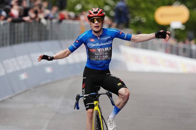 Denmark™s Jonas Vingegaard Hansen of Team Visma Lease A Bike (azure jersey) winner of the stage on the finish line during Stage 9 of the Giro d™Italia from Cervia to Corrno alle Scale, Italy, Sunday May 17, 2026.  Copyright: xGianxMattiaxD Albertox xLaPressex
