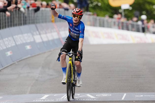 Denmark™s Jonas Vingegaard Hansen of Team Visma Lease A Bike (azure jersey) winner of the stage on the finish line during Stage 9 of the Giro d™Italia from Cervia to Corrno alle Scale, Italy, Sunday May 17, 2026.  Copyright: xMarcoxAlpozzi LaPressex