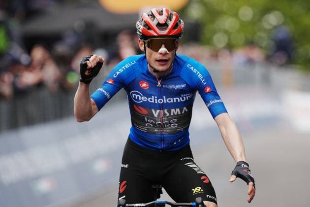 Denmark™s Jonas Vingegaard Hansen of Team Visma Lease A Bike (azure jersey) winner of the stage on the finish line during Stage 9 of the Giro d™Italia from Cervia to Corrno alle Scale, Italy, Sunday May 17, 2026.  Copyright: xMarcoxAlpozzi LaPressex