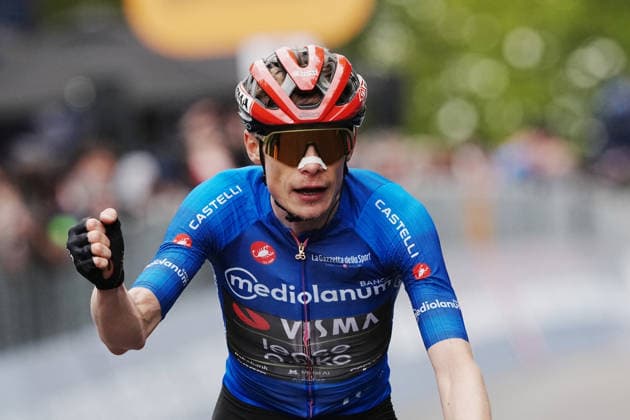 Denmark™s Jonas Vingegaard Hansen of Team Visma Lease A Bike (azure jersey) winner of the stage on the finish line during Stage 9 of the Giro d™Italia from Cervia to Corrno alle Scale, Italy, Sunday May 17, 2026.  Copyright: xMarcoxAlpozzi LaPressex