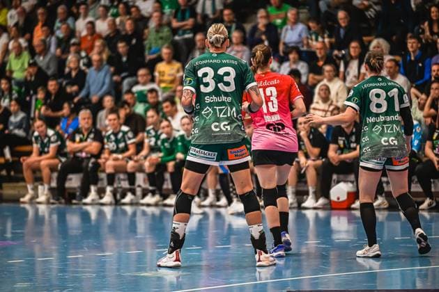 Scene with Luisa Schulze 33 Frisch auf Göppingen Women , Lea Neubrander 81 Frisch auf Göppingen Women and Madeleine Östlund 13 SV Halle Neustadt Scene with Luisa Schulze 33 Frisch auf Göppingen Women , Lea Neubrander 81 Frisch auf Göppingen Women and Madeleine Östlund 13 SV Halle Neustadt Copyright: xspeedshotx