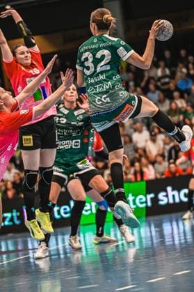 Scene with Haruno Sasaki 32 Frisch auf Göppingen Women and 18 SV Halle Neustadt Scene with Haruno Sasaki 32 Frisch auf Göppingen Women and 18 SV Halle Neustadt Copyright: xspeedshotx