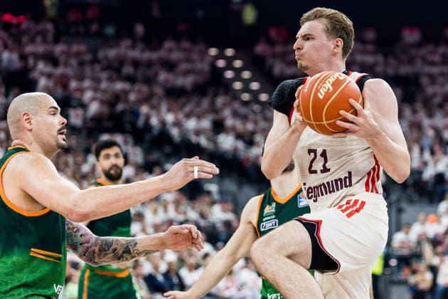 MUNICH, GERMANY - MAY 17: Justus Hollatz (FC Bayern Muenchen, 21) controls the ball during the easyCredit Basketball Bundesliga Playoffs Quarterfinal Game 1 between FC Bayern Muenchen vs. Vet-Concept Gladiators Trier at SAP Garden on match 1 of the Playoffs Quarterfinals Best of Five of easyCredit Basketball Bundesliga on May 17, 2026 in Munich, Germany. Bavaria Germany Copyright: xSteffiexWunderlx