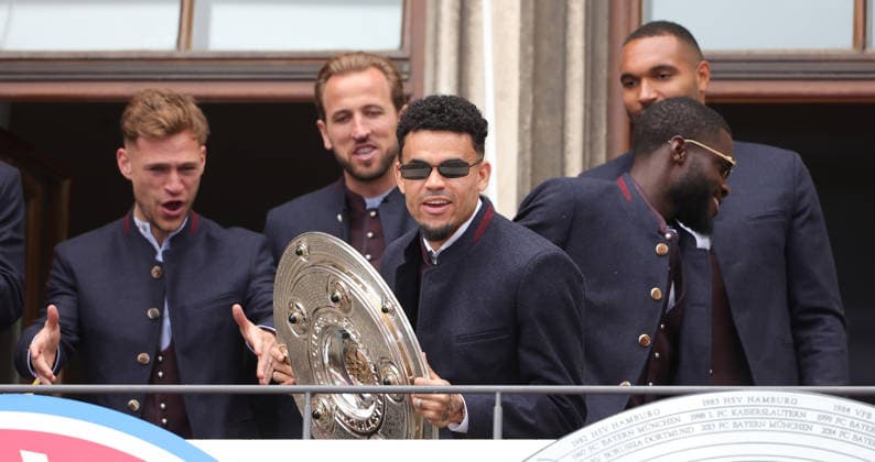17 05 2026, Champion celebration at Munich City Hall, Marienplatz Muenchen, in the picture Joshua Kimmich FC Bayern Muenchen , Harry Kane FC Bayern Muenchen , Luis Diaz FC Bayern Muenchen , Dayot Upamecano FC Bayern Muenchen and Jonathan Tah FC Bayern Muenchen
