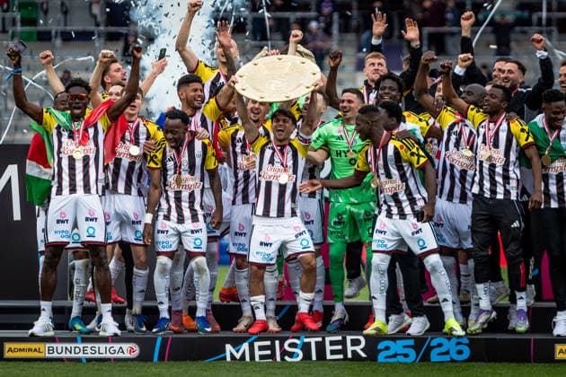 AUSTRIA WIEN - LASK Players of LASK celebrate on podium being crowned as Austrian football champions during the 32th round of the Admiral Bundesliga football match between Austria Vienna and LASK Linz (Linzer Athletik Klub). Generali Arena, Vienna, Austria, May 17, 2026. Photo by Branislav Racko Copyright: xx _BRR5397