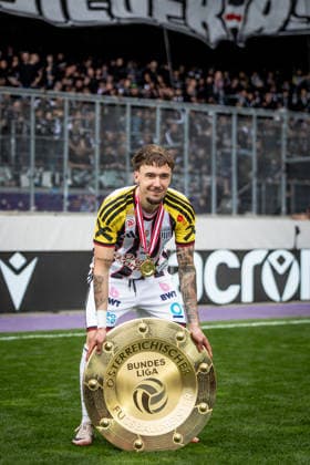 AUSTRIA WIEN - LASK Player of LASK Christoph Lang celebrates with the trophy as LASK being crowned as Austrian football champions during the 32th round of the Admiral Bundesliga football match between Austria Vienna and LASK Linz (Linzer Athletik Klub). Generali Arena, Vienna, Austria, May 17, 2026. Photo by Branislav Racko Copyright: xx _BRR5445