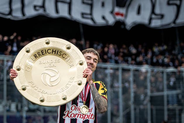 AUSTRIA WIEN - LASK Player of LASK Christoph Lang celebrates with the trophy as LASK being crowned as Austrian football champions during the 32th round of the Admiral Bundesliga football match between Austria Vienna and LASK Linz (Linzer Athletik Klub). Generali Arena, Vienna, Austria, May 17, 2026. Photo by Branislav Racko Copyright: xx _BRR5452