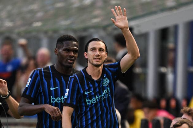 FOOTBALL - Serie A - Inter Milan - FC Internazionale vs Hellas Verona FC Photo by IPA ABACAPRESS.COM84790366 - Matteo Darmian of Fc Inter of FC Inter greeting the supporters during the Italian Serie A football match between Inter FC Internazionale and Hellas Verona FC on May 17, 2026 at Giuseppe Meazza San Siro stadium in Milan, Italy Credit: Tiziano Ballabio Milan Italy  Copyright: xIPAxSport ABACAx