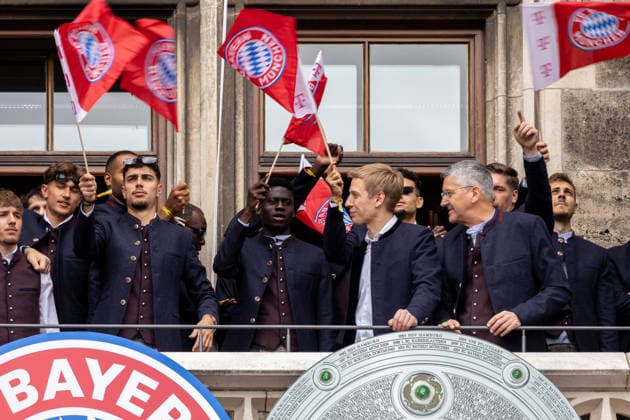 Fußball: Meisterfeier des FC Bayern München auf dem Rathausbalkon und am Marienplatz in München nach dem Gewinn der Bundesliga-Saison 2025 2026. Die Mannschaft mit München OB Oberbürgermeister Dominik Krause (Bündnis 90 Die Grünen) und Herbert Hainer (Präsident FC BAYERN) auf dem Rathausbalkon