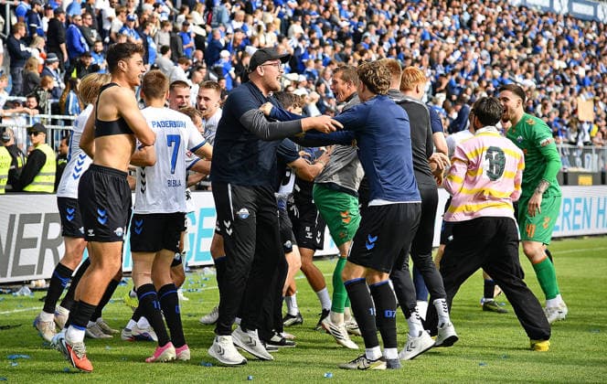 17 05 2026, xhbx, Soccer 2 Bundesliga, SV Darmstadt 98 SC Paderborn 07 v l Team, Players of SC Paderborn 07 cheer after match DFL DFB REGULATIONS PROHIBIT ANY USE OF PHOTOGRAPHS as IMAGE SEQUENCES and or QUASI VIDEO Darmstadt