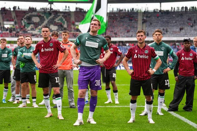 17 05 2026, xydrx, Herren, Fußball, 2 Bundesliga, Hannover 96 1 FC Nürnberg, Saison 2025 2026, Heinz von Heiden Arena Benjamin Kaellman Hannover 96, 9 Bastian Allgeier Hannover 96, 17 Leo Weinkauf Hannover 96, 30 Enzo Leopold Hannover 96, 8 Franz Roggow Hannover 96, 13 disappointed after missing the chance of promotion DFB regulations prohibit any use of photographs as image sequences and or quasi video Copyright: HMBxMedia YannisxDreimann
