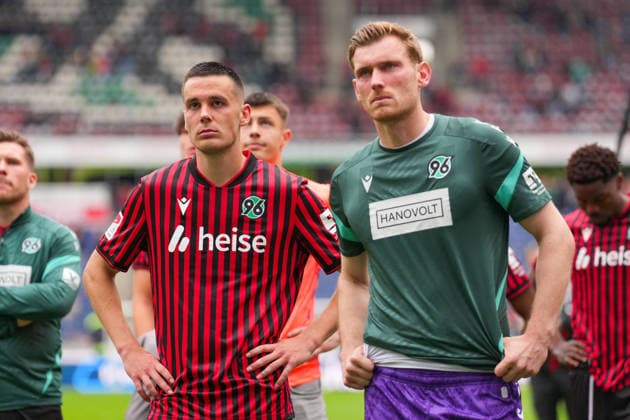 17 05 2026, xydrx, Herren, Fußball, 2 Bundesliga, Hannover 96 1 FC Nürnberg, Saison 2025 2026, Heinz von Heiden Arena Bastian Allgeier Hannover 96, 17 und Leo Weinkauf Hannover 96, 30 enttäuscht nach dem Spiel DFB regulations prohibit any use of photographs as image sequences and or quasi video Copyright: HMBxMedia YannisxDreimann