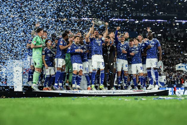 Sports, Football, 2 Bundesliga Season 2025 2026 34 Matchday FC Schalke 04 Eintracht Braunschweig 17 05 2026, VELTINS Arena FC Schalke 04 is champion of the 2 Bundesliga, Captain Kenan Karaman Schalke 04, 19 holds up the championship trophy at the championship ceremony Gelsenkirchen VELTINS Arena North Rhine-Westphalia Germany