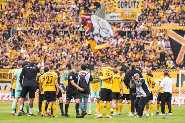 17 05 2026, xomx, Soccer 2 Bundesliga, Dynamo Dresden Holstein Kiel v l The game is over and done cheers at SGD farewell Stefan Kutschke Dynamo Dresden DFL DFB REGULATIONS PROHIBIT ANY USE OF PHOTOGRAPHS as IMAGE SEQUENCES and or QUASI VIDEO Dresden