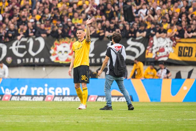 17 05 2026, xomx, Soccer 2 Bundesliga, Dynamo Dresden Holstein Kiel v l The game is over and done cheers at SGD farewell Stefan Kutschke Dynamo Dresden DFL DFB REGULATIONS PROHIBIT ANY USE OF PHOTOGRAPHS as IMAGE SEQUENCES and or QUASI VIDEO Dresden
