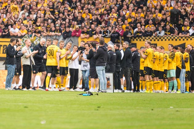 17 05 2026, xomx, Soccer 2 Bundesliga, Dynamo Dresden Holstein Kiel v l The game is over and done cheers at SGD farewell Stefan Kutschke Dynamo Dresden DFL DFB REGULATIONS PROHIBIT ANY USE OF PHOTOGRAPHS as IMAGE SEQUENCES and or QUASI VIDEO Dresden