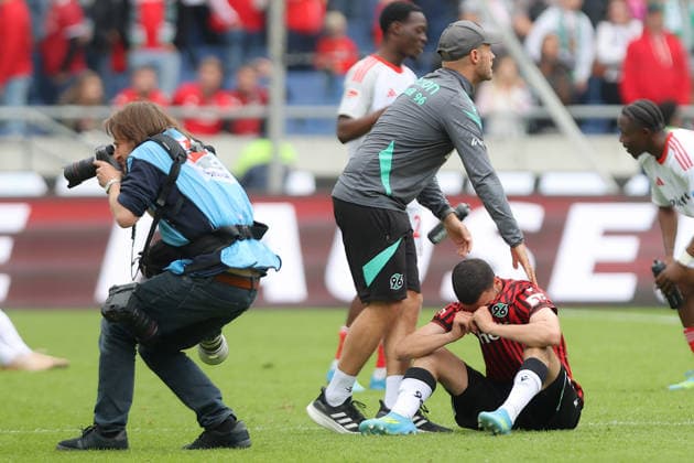 17 05 2026, xtgx, Soccer 2 Bundesliga, Hannover 96 1 FC Nürnberg v l Waniss Taibi Hannover 96 Disappointed, sad, frustrated, helpless, DFL DFB REGULATIONS PROHIBIT ANY USE OF PHOTOGRAPHS as IMAGE SEQUENCES and or QUASI VIDEO Hannover