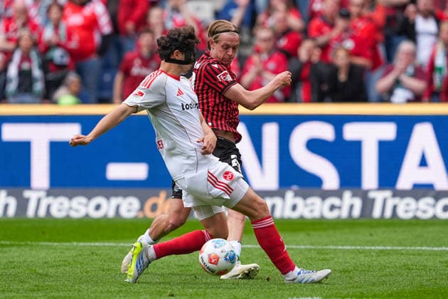 17 05 2026, xydrx, Herren, Fußball, 2 Bundesliga, Hannover 96 1 FC Nürnberg, Saison 2025 2026, Heinz von Heiden Arena Fabio Gruber 1 FC Nürnberg, 4 im Zweikampf gegen Stefan Teitur Thordarson Hannover 96, 23 DFB regulations prohibit any use of photographs as image sequences and or quasi video Copyright: HMBxMedia YannisxDreimann