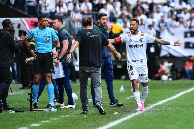 Santos x Coritiba SaO PAULO, SP - 17.05.2026: SANTOS X CORITIBA - Neymar Jr of Santos leaves the game after arguing with referee Paulo Cesar Zanovelli da Silva and the fourth official during the match between Santos x Coritiba, valid for the sixteenth round of the 2026 Brazilian Football Championship, this Sunday (17), at Neo Quimica Arena, SP. (Photo: Roberto Casimiro Fotoarena) x2944864x  RobertoxCasimiro