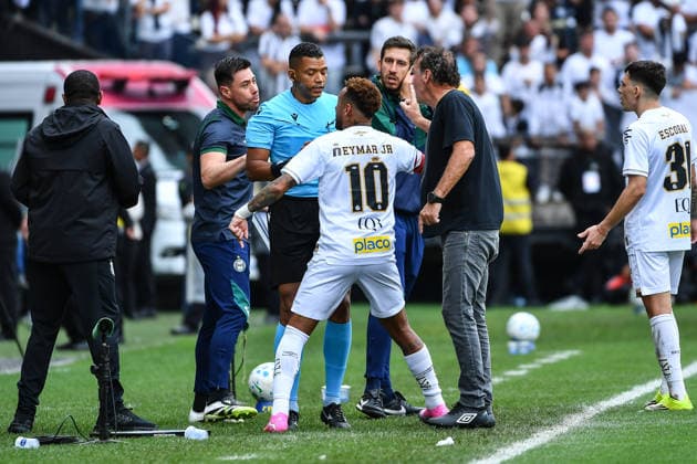 Santos x Coritiba SaO PAULO, SP - 17.05.2026: SANTOS X CORITIBA - Neymar Jr of Santos leaves the game after arguing with referee Paulo Cesar Zanovelli da Silva and the fourth official during the match between Santos x Coritiba, valid for the sixteenth round of the 2026 Brazilian Football Championship, this Sunday (17), at Neo Quimica Arena, SP. (Photo: Roberto Casimiro Fotoarena) x2944865x  RobertoxCasimiro