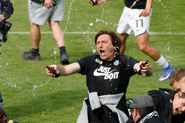 Sport Bilder des Tages 17.05.2026, xjrdrx, Fussball 2.Bundesliga, SV Elversberg - Preußen Münster v.l. Jubel, Freude über den Aufstieg in die 1. Bundesliga Trainer Vincent Wagner (SV Elversberg) (DFL DFB REGULATIONS PROHIBIT ANY USE OF PHOTOGRAPHS as IMAGE SEQUENCES and or QUASI-VIDEO) Elversberg *** 17 05 2026, xjrdrx, Fußball 2 Bundesliga, SV Elversberg Preußen Münster v l Jubel, Freude über den Aufstieg in die 1 Bundesliga Trainer Vincent Wagner SV Elversberg DFL DFB REGULATIONS PROHIBIT ANY USE OF PHOTOGRAPHS as IMAGE SEQUENCES and or QUASI VIDEO Elversberg