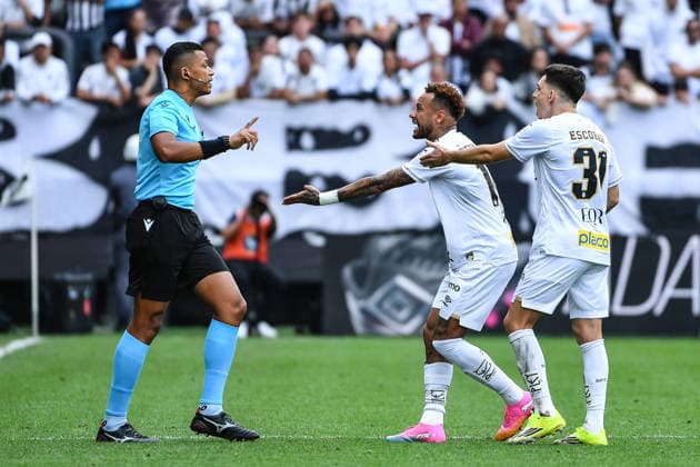 Santos x Coritiba SaO PAULO, SP - 17.05.2026: SANTOS X CORITIBA - Neymar Jr of Santos leaves the game after arguing with referee Paulo Cesar Zanovelli da Silva and the fourth official during the match between Santos x Coritiba, valid for the sixteenth round of the 2026 Brazilian Football Championship, this Sunday (17), at Neo Quimica Arena, SP. (Photo: Roberto Casimiro Fotoarena) x2944868x  RobertoxCasimiro