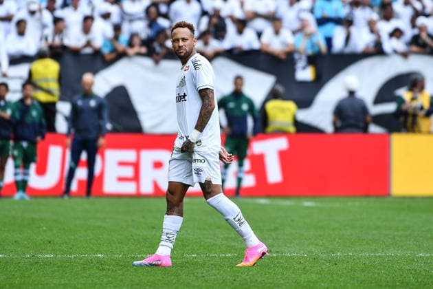 Santos x Coritiba SaO PAULO, SP - 17.05.2026: SANTOS X CORITIBA - Neymar Jr of Santos leaves the game after arguing with referee Paulo Cesar Zanovelli da Silva and the fourth official during the match between Santos x Coritiba, valid for the sixteenth round of the 2026 Brazilian Football Championship, this Sunday (17), at Neo Quimica Arena, SP. (Photo: Roberto Casimiro Fotoarena) x2944873x  RobertoxCasimiro