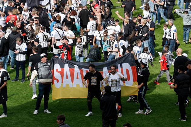 17 05 2026, xjrdrx, Fußball 2 Bundesliga, SV Elversberg Preußen Münster v l Jubel, Freude über den Aufstieg in die 1 Bundesliga Fans auf dem Platz DFL DFB REGULATIONS PROHIBIT ANY USE OF PHOTOGRAPHS as IMAGE SEQUENCES and or QUASI VIDEO Elversberg