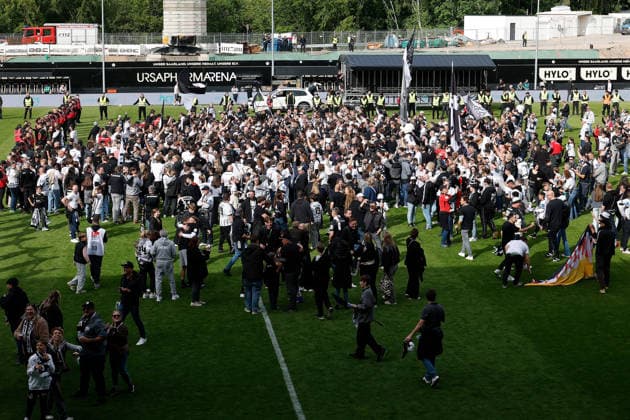 17 05 2026, xjrdrx, Fußball 2 Bundesliga, SV Elversberg Preußen Münster v l Jubel, Freude über den Aufstieg in die 1 Bundesliga Fans auf dem Platz DFL DFB REGULATIONS PROHIBIT ANY USE OF PHOTOGRAPHS as IMAGE SEQUENCES and or QUASI VIDEO Elversberg