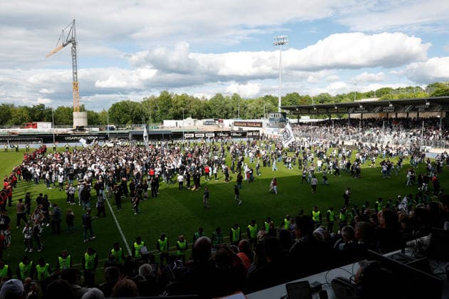 17 05 2026, xjrdrx, Fußball 2 Bundesliga, SV Elversberg Preußen Münster v l Jubel, Freude über den Aufstieg in die 1 Bundesliga Fans auf dem Platz DFL DFB REGULATIONS PROHIBIT ANY USE OF PHOTOGRAPHS as IMAGE SEQUENCES and or QUASI VIDEO Elversberg