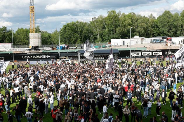 17 05 2026, xjrdrx, Fußball 2 Bundesliga, SV Elversberg Preußen Münster v l Jubel, Freude über den Aufstieg in die 1 Bundesliga Fans auf dem Platz DFL DFB REGULATIONS PROHIBIT ANY USE OF PHOTOGRAPHS as IMAGE SEQUENCES and or QUASI VIDEO Elversberg