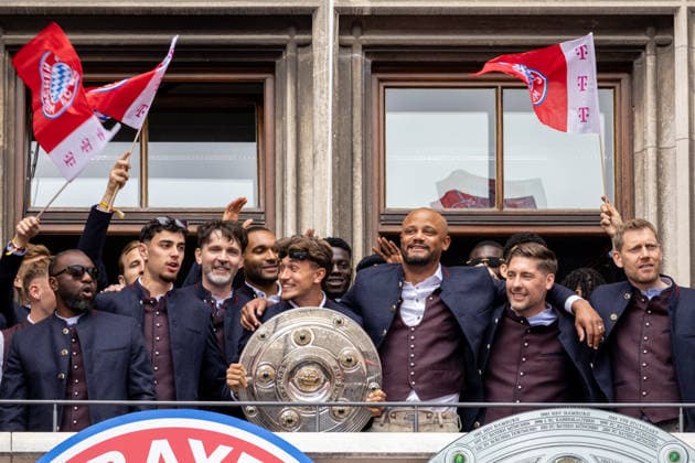 Fußball: Meisterfeier des FC Bayern München auf dem Rathausbalkon und am Marienplatz in München nach dem Gewinn der Bundesliga-Saison 2025 2026. Jubel auf dem Balkon mit Meisterschale, Die Mannschaft mit Trainer Vincent Kompany