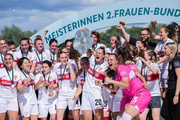 2 Frauen Bundesliga SC Sand vs VfB Stuttgart, 17 05 2026 The VfB Stuttgart team at the championship celebration and holding up the trophy 2 Frauen Bundesliga SC Sand vs VfB Stuttgart, Adams Arena SC Sand, 17 05 2026 DFB DFL REGULATIONS PROHIBIT ANY USE OF PHOTOGRAPHS AS IMAGE SEQUENCES AND OR QUASI VIDEO Copyright: xBEAUTIFULxSPORTS Boscox