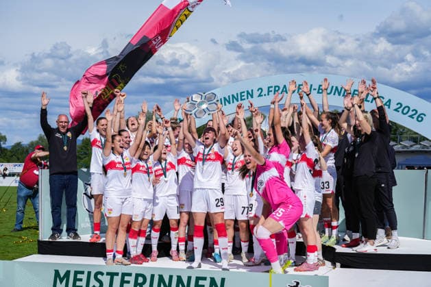 2 Frauen Bundesliga SC Sand vs VfB Stuttgart, 17 05 2026 The VfB Stuttgart team at the championship celebration and holding up the trophy 2 Frauen Bundesliga SC Sand vs VfB Stuttgart, Adams Arena SC Sand, 17 05 2026 DFB DFL REGULATIONS PROHIBIT ANY USE OF PHOTOGRAPHS AS IMAGE SEQUENCES AND OR QUASI VIDEO Copyright: xBEAUTIFULxSPORTS Boscox