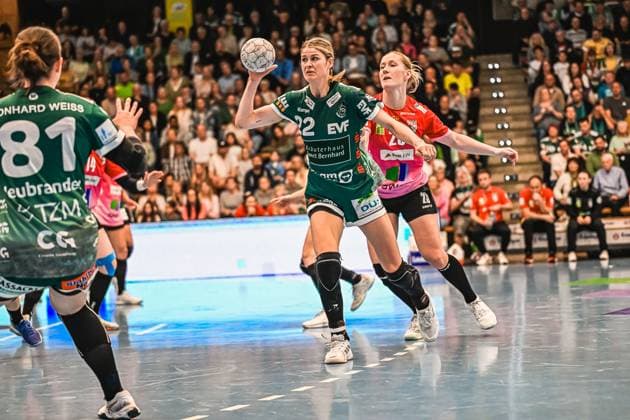 Scene with Sina Ehmann 22 Frisch auf Göppingen women and Cara Reuthal 26 SV Halle Neustadt Scene with Sina Ehmann 22 Frisch auf Göppingen women and Cara Reuthal 26 SV Halle Neustadt Copyright: xspeedshotx