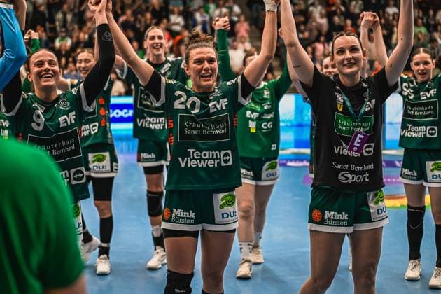 Scene with Gianina Bianco 9 Frisch auf Göppingen Women , Louisa De Bellis 20 Frisch auf Göppingen Women , Nicola Merz 23 Frisch auf Göppingen Women and Sophia Marie Mohr 27 Frisch auf Göppingen Women in the EWS Arena Cheers from Gianina Bianco 9 Frisch auf Göppingen Women and team Copyright: xspeedshotx