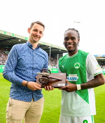 17 05 2026 Soccer Season 2025 2026 2 Soccer Bundesliga 34 Matchday SpVgg Greuther Fürth Kleeblatt Fortuna Düsseldorf Sportfoto Zink xwoxzix DFL regulations prohibit any use of photographs as image sequences and or quasi video only for editorial use Thomas Müller editor kicker sportmagazin überreicht Noel Futkeu 9, SpVgg Greuther Fürth Torjägerkanone