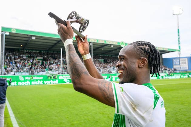 17 05 2026 Soccer Season 2025 2026 2 Soccer Bundesliga 34 Matchday SpVgg Greuther Fürth Kleeblatt Fortuna Düsseldorf Sportfoto Zink xwoxzix DFL regulations prohibit any use of photographs as image sequences and or quasi video only for editorial use Noel Futkeu 9, SpVgg Greuther Fürth with the kicker Torjägerkanone