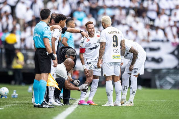 Brasileirao 2026: Santos vs. Coritiba SAO PAULO, BRAZIL - MAY 16: Neymar feels a pain in his calf in the match between Santos and Coritiba, valid for the Sixteenth round of the Brasileirao 2026, this Sunday (17), at Neo Quimica Arena, SP, Brazil on May 17, 2026. Copyright: xJhonyxInacioxJhonyxInaciox