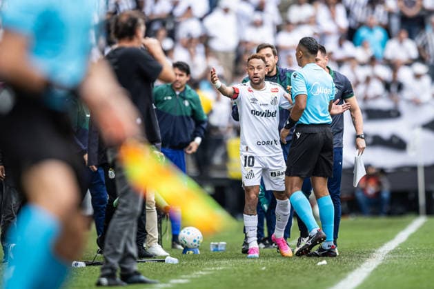 Brasileirao 2026: Santos vs. Coritiba SAO PAULO, BRAZIL - MAY 16: Neymar is substituted after confusion involving substitutions and the fourth official in the match between Santos and Coritiba, valid for the Sixteenth round of the Brasileirao 2026, this Sunday (17), at Neo Quimica Arena, SP, Brazil on May 17, 2026. Copyright: xJhonyxInacioxJhonyxInaciox