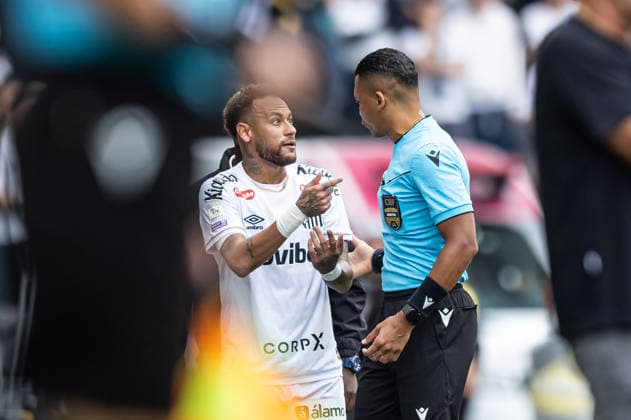 Brasileirao 2026: Santos vs. Coritiba SAO PAULO, BRAZIL - MAY 16: Neymar is substituted after confusion involving substitutions and the fourth official in the match between Santos and Coritiba, valid for the Sixteenth round of the Brasileirao 2026, this Sunday (17), at Neo Quimica Arena, SP, Brazil on May 17, 2026. Copyright: xJhonyxInacioxJhonyxInaciox