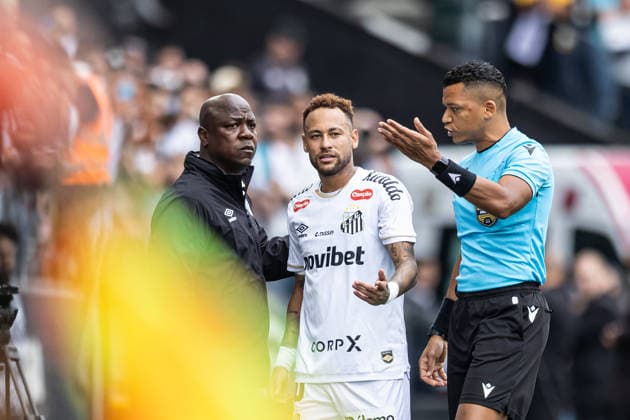 Brasileirao 2026: Santos vs. Coritiba SAO PAULO, BRAZIL - MAY 16: Neymar is substituted after confusion involving substitutions and the fourth official in the match between Santos and Coritiba, valid for the Sixteenth round of the Brasileirao 2026, this Sunday (17), at Neo Quimica Arena, SP, Brazil on May 17, 2026. Copyright: xJhonyxInacioxJhonyxInaciox