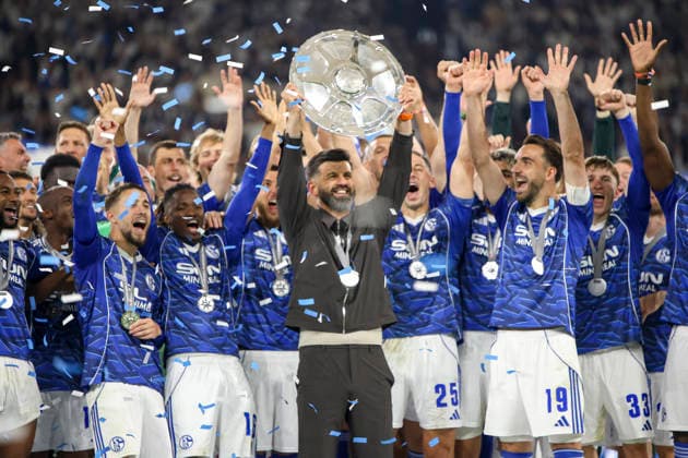 17 05 2026, GER, Football, Men, 2 BL, Season 2025 2026, FC Schalke 04 Eintracht Braunschweig Coach Miron Muslic S04 becomes champion of the 2 Bundesliga and holds the cup in the air Gelsenkirchen VELTINS Arena Nordrhein Westfalen Germany Copyright: xAdrianxSchlüterx