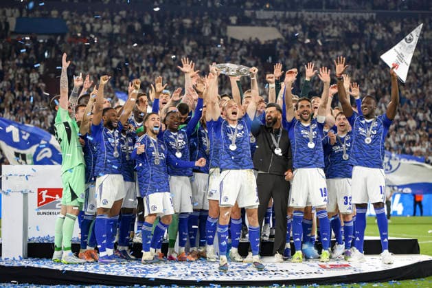17 05 2026, GER, Football, Men, 2 BL, Season 2025 2026, FC Schalke 04 Eintracht Braunschweig Timo Becker S04 holds the championship trophy of the 2 Bundesliga in the air Gelsenkirchen VELTINS Arena Nordrhein Westfalen Germany Copyright: xAdrianxSchlüterx