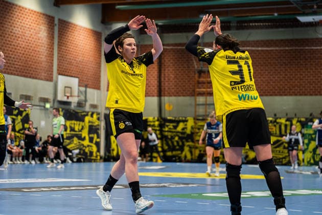 HSG Blomberg Lippe GER vs Borussia Dortmund GER Handball, 1 Handball Bundesliga Women, Final, Match 1, 17 5 2026, Season 2025 2026, Dortmund Alina Grijseels Borussia Dortmund, 04 and Kelly Vollebregt Borussia Dortmund, 31 cheer after a goal Dortmund Sporthalle Wellinghofen Germany