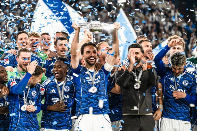 Germany 2 Bundesliga 2025 2026, Matchday 34 FC Schalke 04 vs Eintracht Braunschweig 17 05 2026 Veltins Arena Gelsenkirchen, North Rhine-Westphalia Kenan Karaman Schalke 04, 19 cheers with Bundesliga 2 championship trophy Miron Muslic Schalke 04, coach Copyright: xCelinaxLeiersx