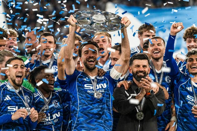 Germany 2 Bundesliga 2025 2026, 34 matchday FC Schalke 04 vs Eintracht Braunschweig 17 05 2026 Veltins Arena Gelsenkirchen, North Rhine-Westphalia Kenan Karaman Schalke 04, 19 lifts cheers with championship trophy of 2 Bundesliga Miron Muslic Schalke 04, coach cheers joy emotions Copyright: xCelinaxLeiersx