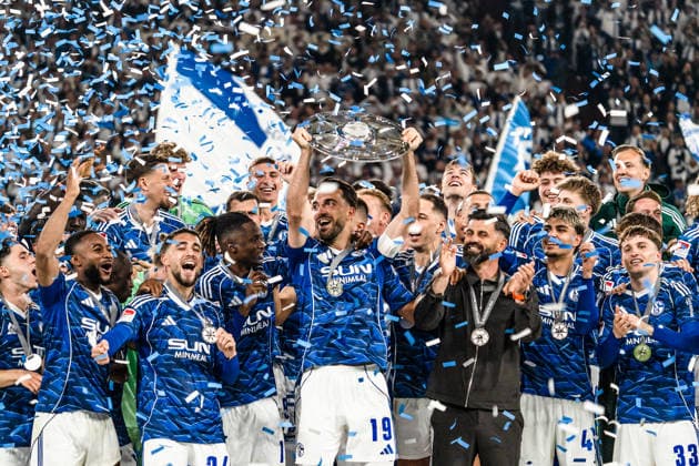 Germany 2 Bundesliga 2025 2026, 34 matchday FC Schalke 04 vs Eintracht Braunschweig 17 05 2026 Veltins Arena Gelsenkirchen, North Rhine-Westphalia Kenan Karaman Schalke 04, 19 lifts cheers with championship trophy of 2 Bundesliga Miron Muslic Schalke 04, coach cheers joy emotions Copyright: xCelinaxLeiersx